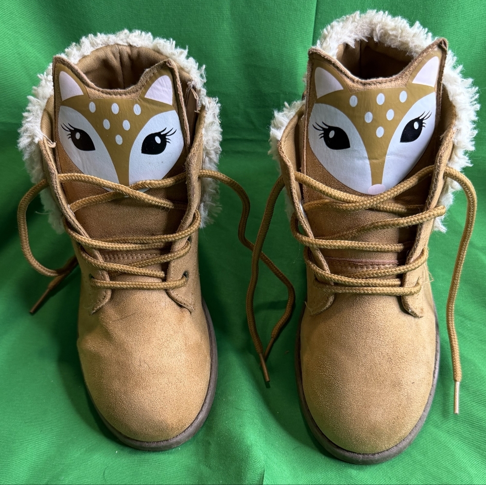 Big Girls Suede Cream boots with fur. Size 2. My daughter only wore these a coup